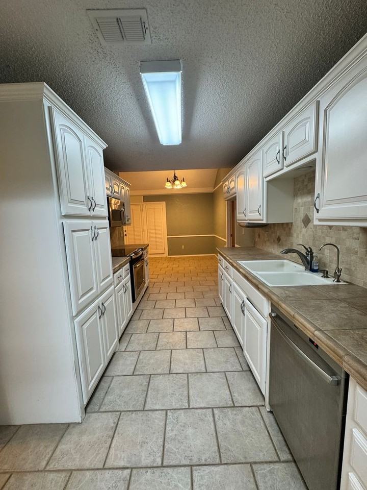 7712 Grover Ave - Photo 7 of 35