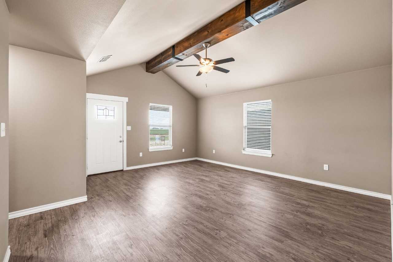 1005 East St - Photo 4 of 25