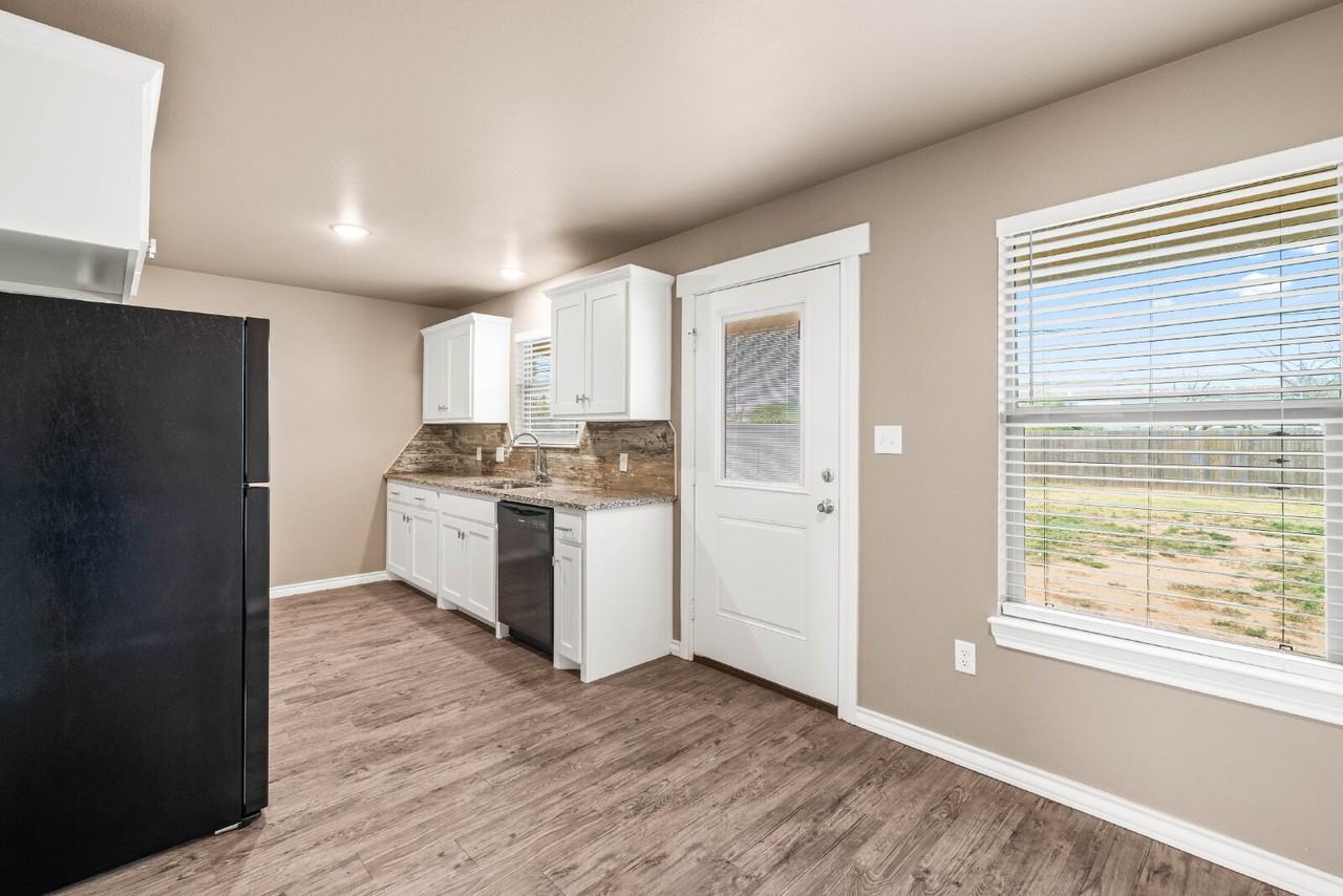1005 East St - Photo 7 of 25