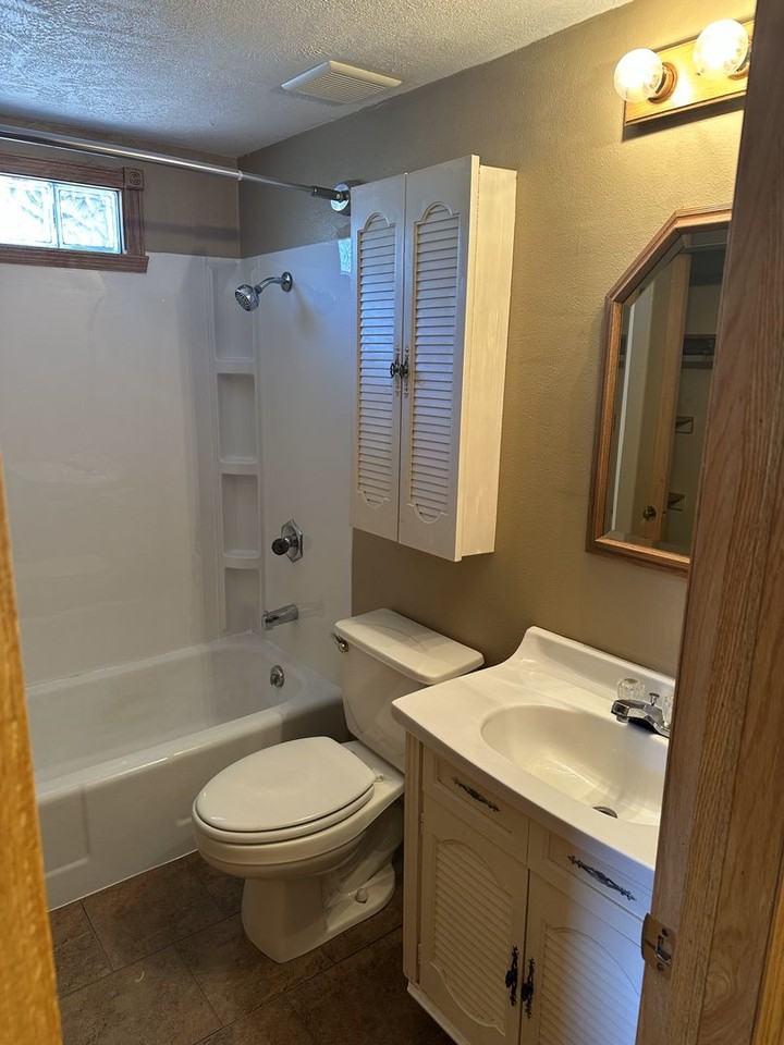 716 S Iowa St - Photo 5 of 11