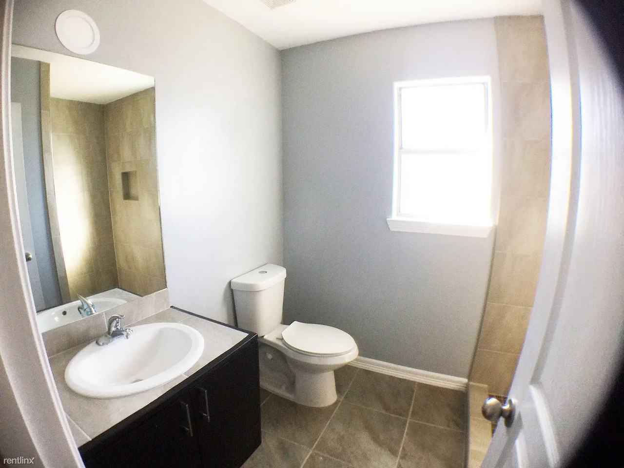 3206 Hill Crest Dr #1 - Photo 5 of 10