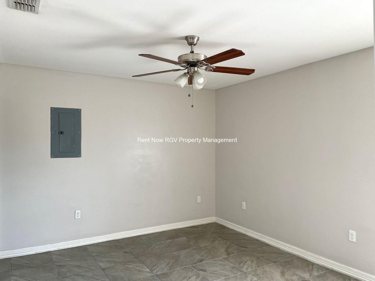 3206 Hill Crest Dr #1 - Photo 6 of 10