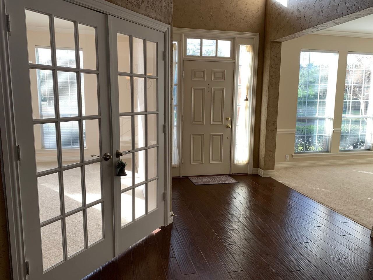 1005 S Hollow Dr - Photo 3 of 31