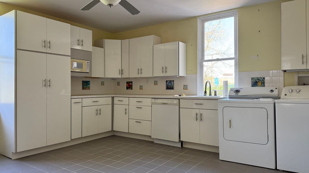 409 W Carpenter St - Photo 2 of 18