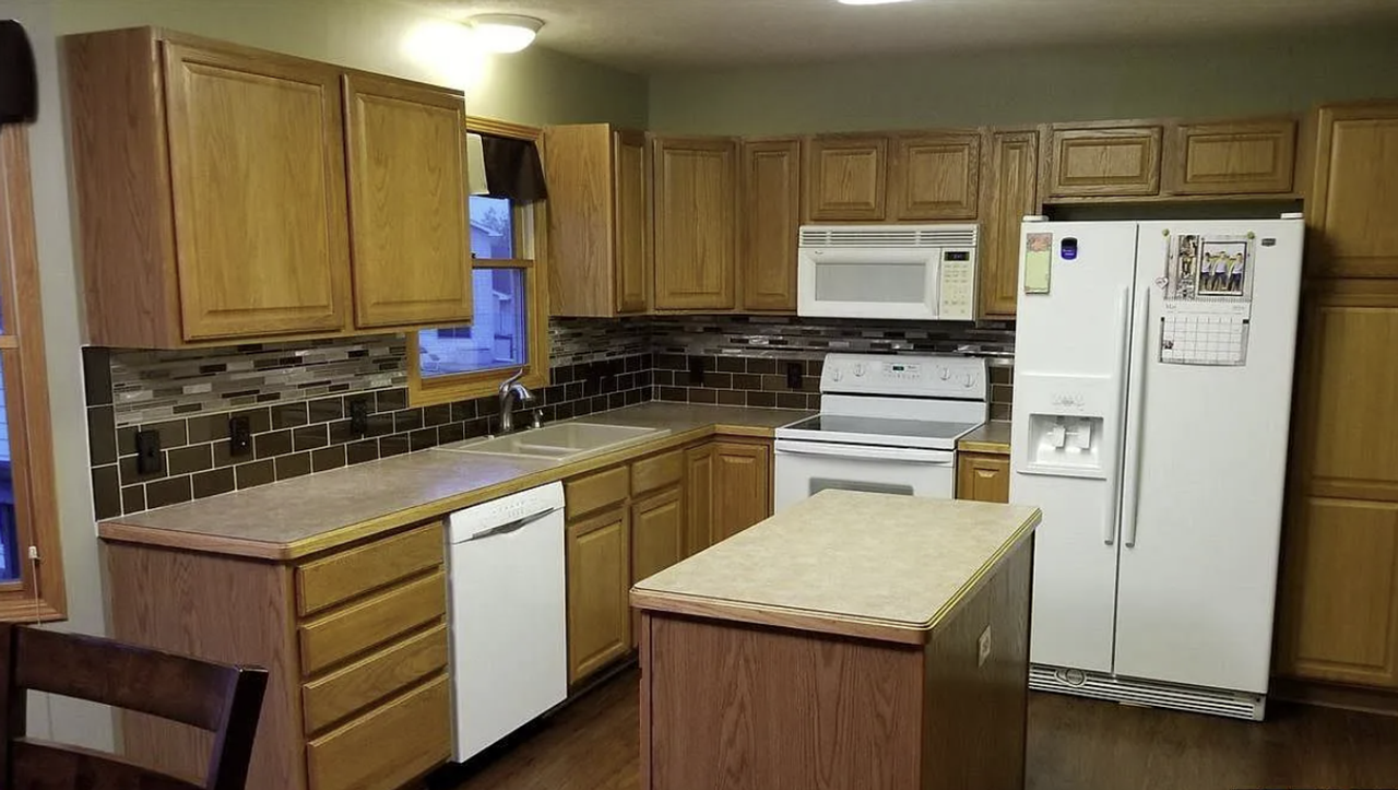 7710 S 33rd St - Photo 4 of 10