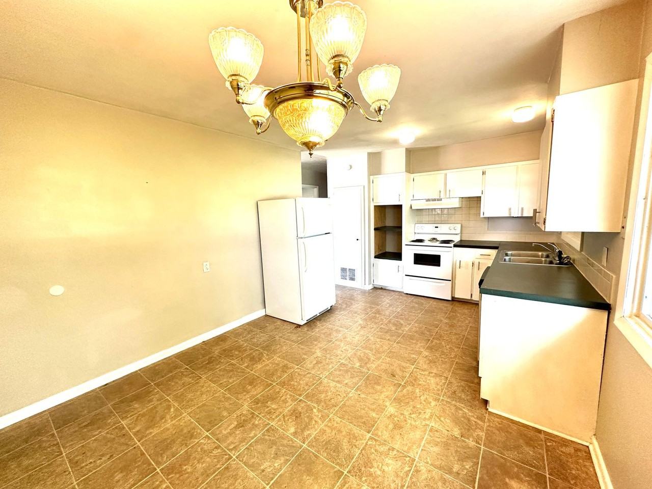 2804 Iowa Ave - Photo 3 of 10