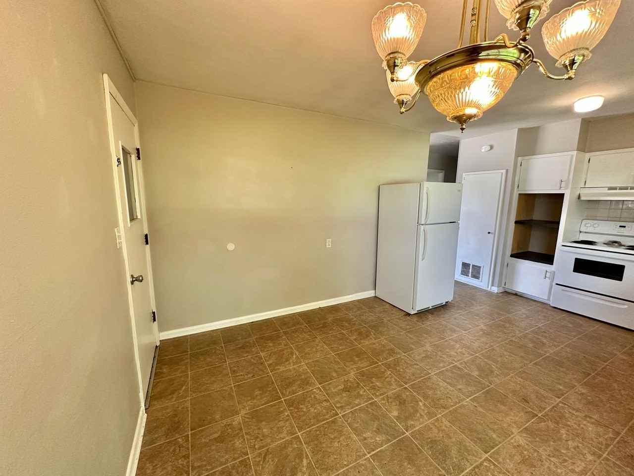2804 Iowa Ave - Photo 4 of 10