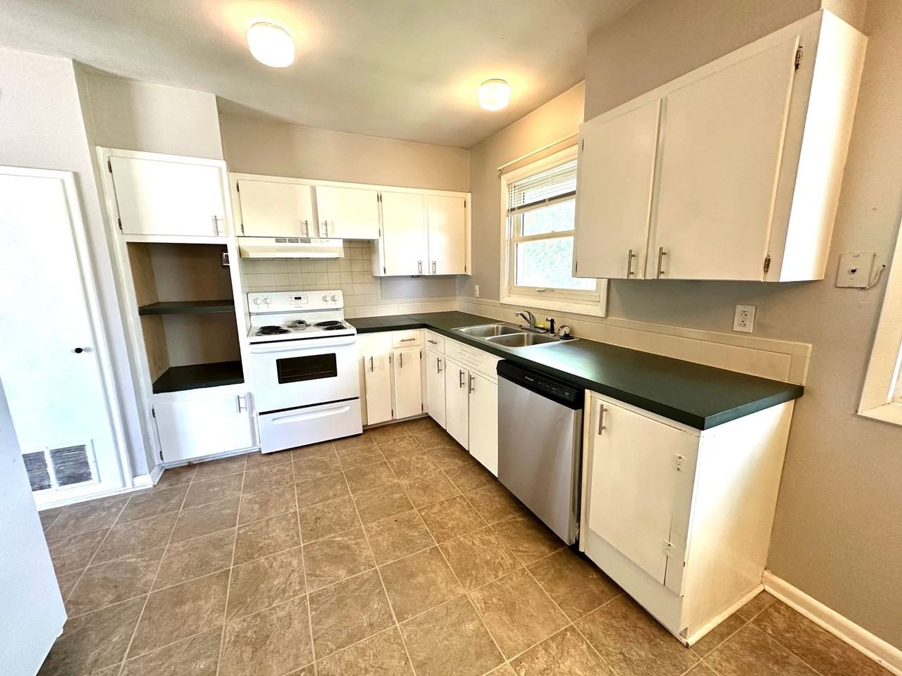 2804 Iowa Ave - Photo 5 of 10
