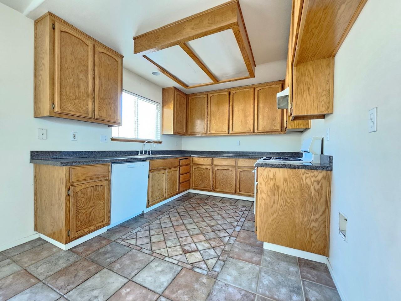 922 W Sullivan Ave - Photo 4 of 18