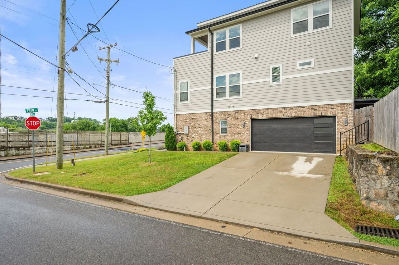 56 Twin St - Photo 4 of 28