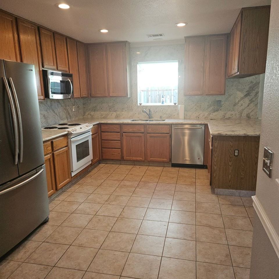 1317 San Pedro Ave - Photo 2 of 13
