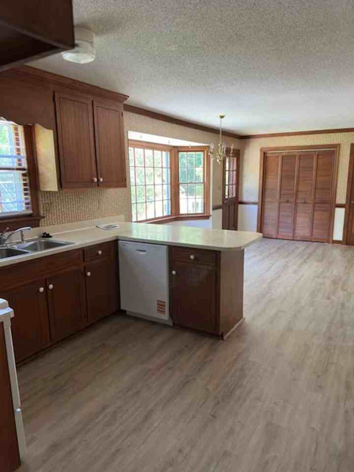 1505 Homestead Rd - Photo 4 of 9