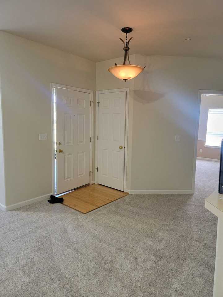 1429 Heath Ct - Photo 3 of 20