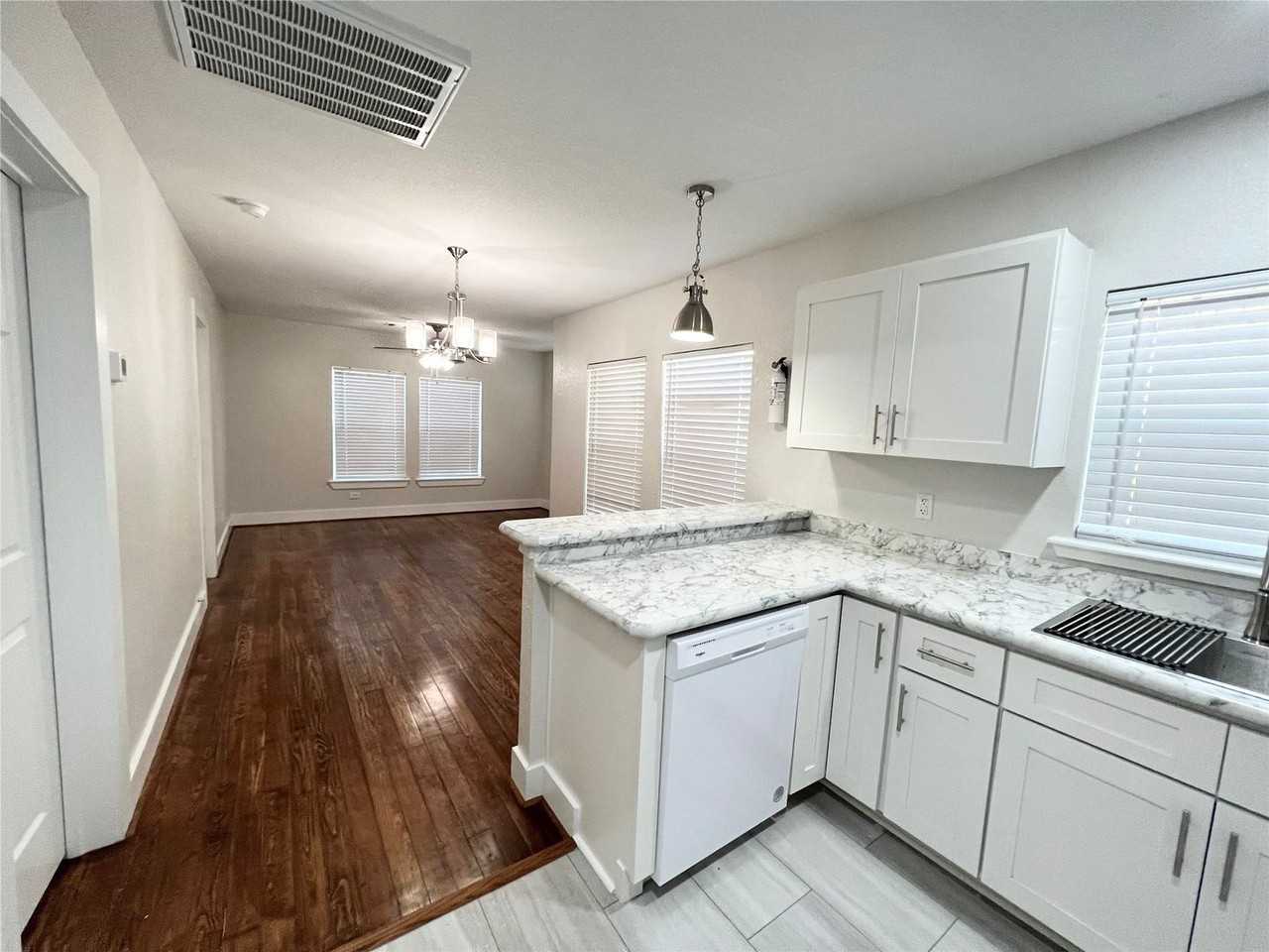 624 E Magnolia St - Photo 4 of 13