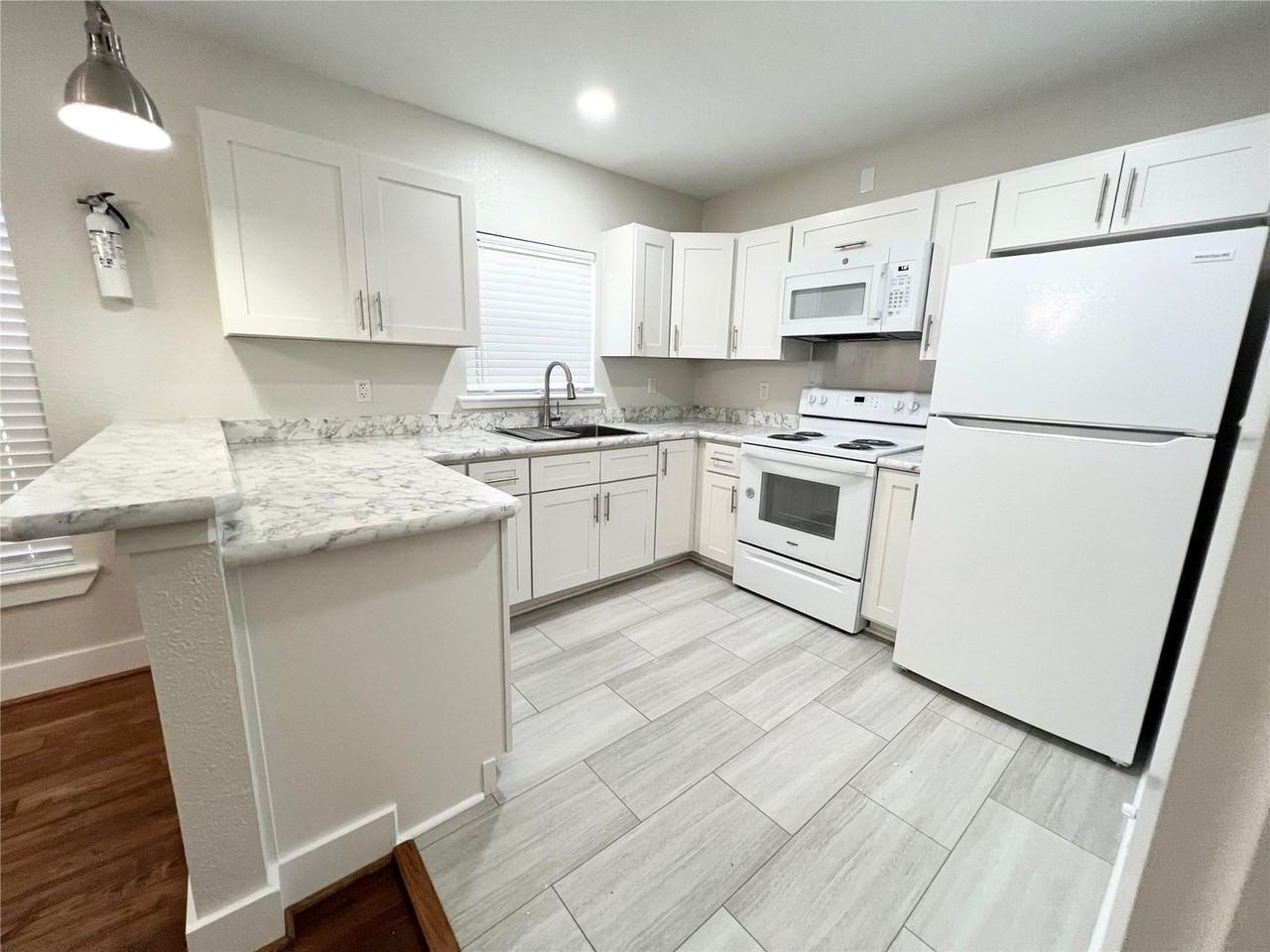 624 E Magnolia St - Photo 5 of 13