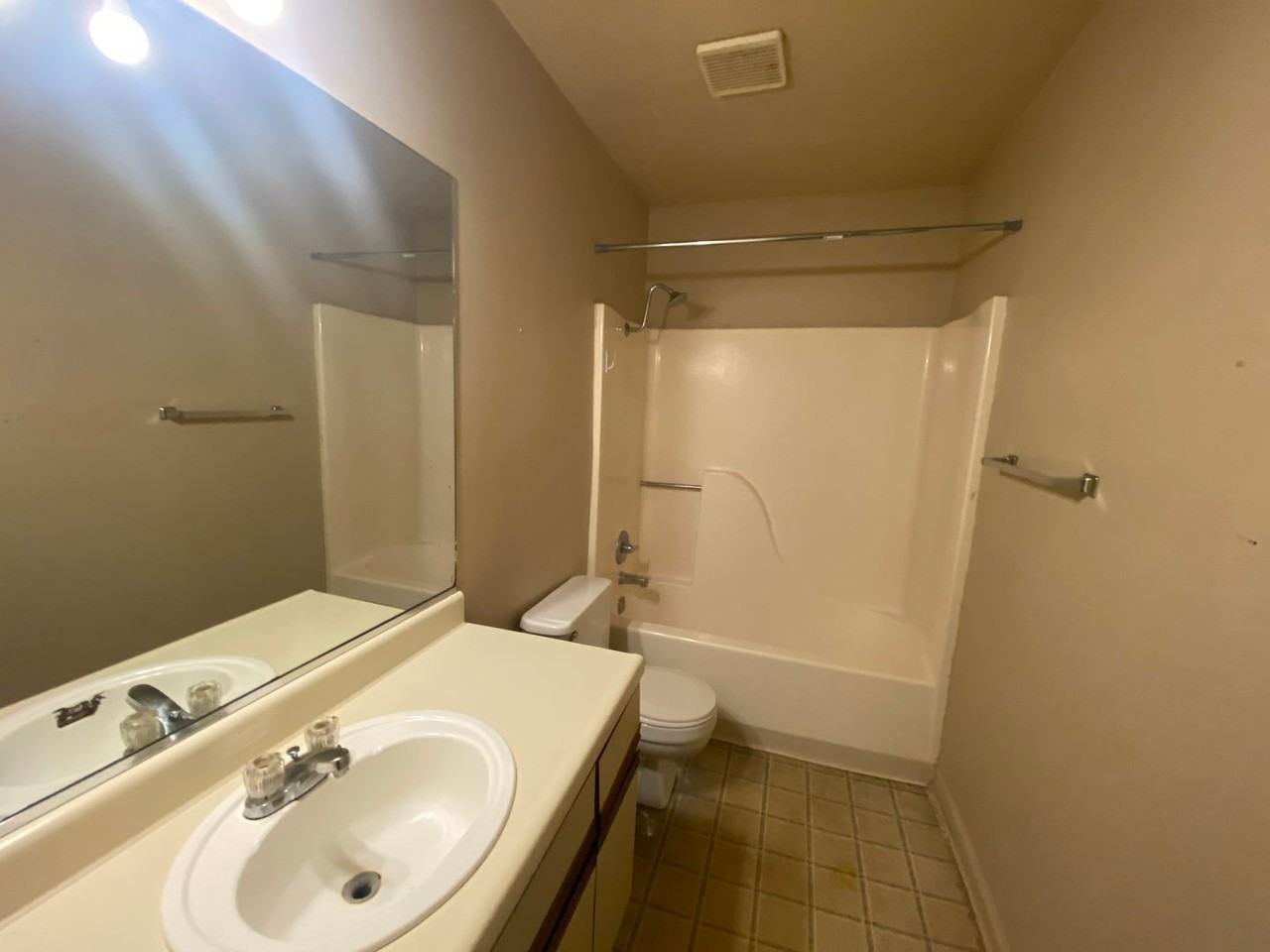 425 Steele Ave - Photo 3 of 6