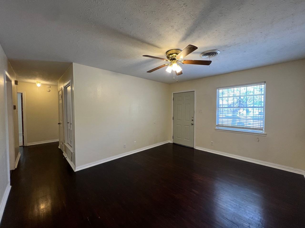 1303 Redondo Dr - Photo 4 of 17