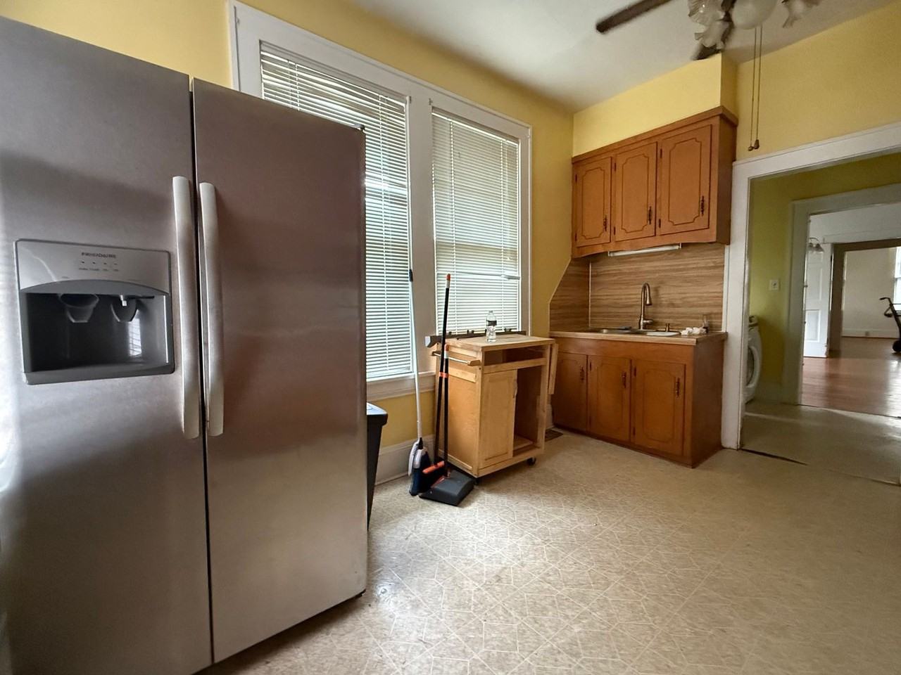 112 E Ashe St - Photo 3 of 14