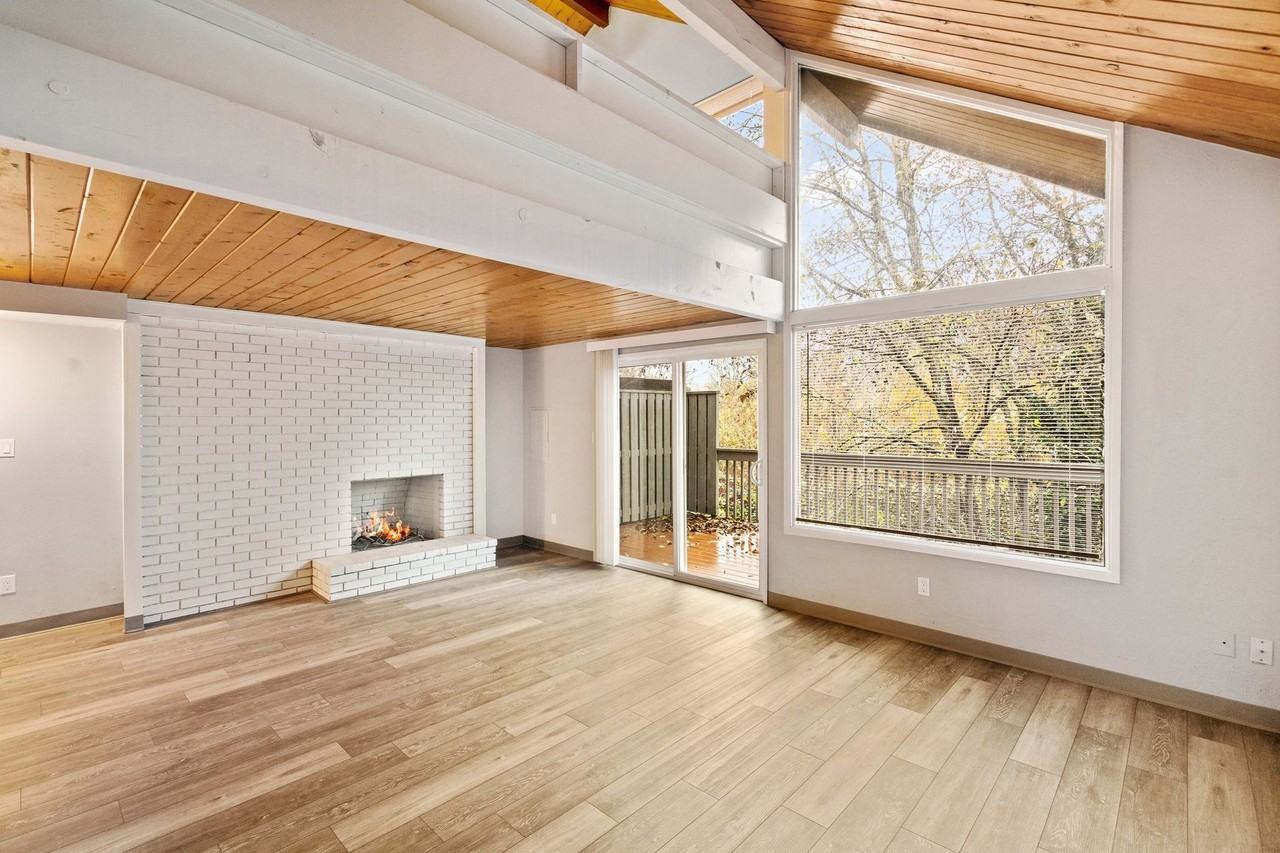 Chalet Villa Apartments - Photo 4 of 50