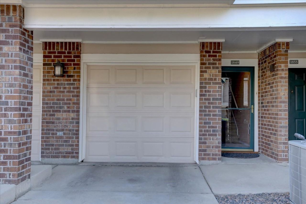 1849 Spaulding Cir - Photo 2 of 23