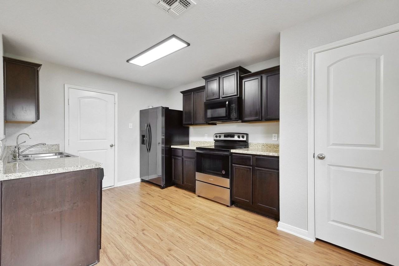 6211 Baywood Crst - Photo 3 of 29