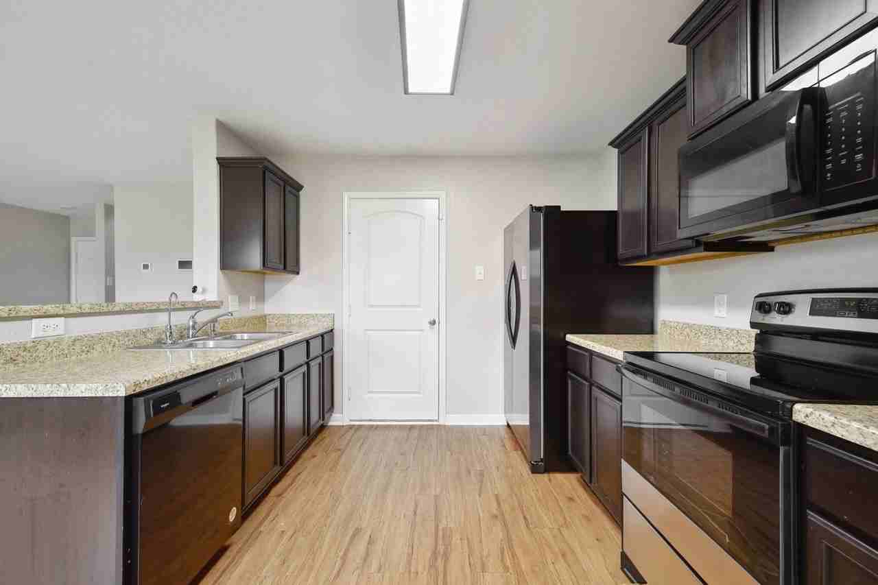 6211 Baywood Crst - Photo 4 of 29