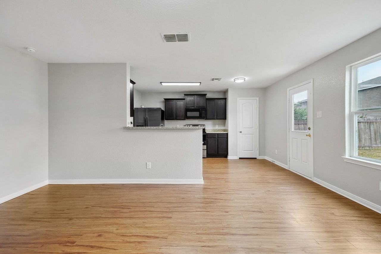 6211 Baywood Crst - Photo 5 of 29