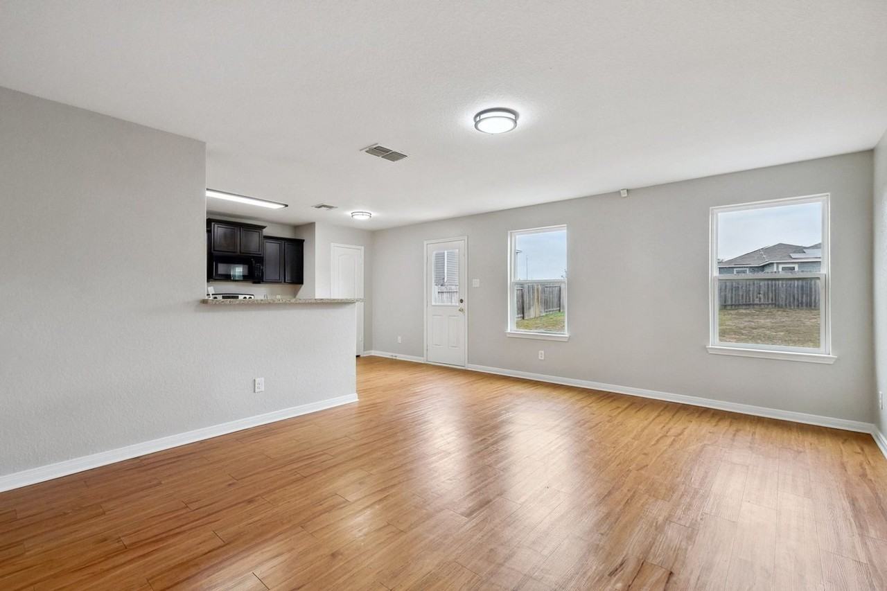 6211 Baywood Crst - Photo 6 of 29