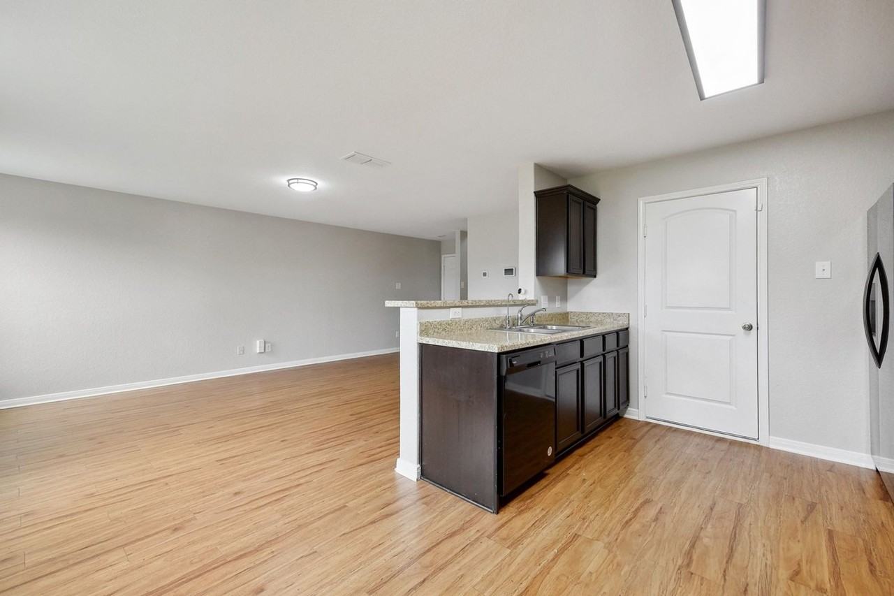 6211 Baywood Crst - Photo 7 of 29