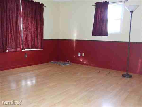 204 Bloomingdale St - Photo 3 of 18