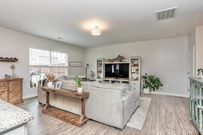 124 Travis Way - Photo 3 of 25