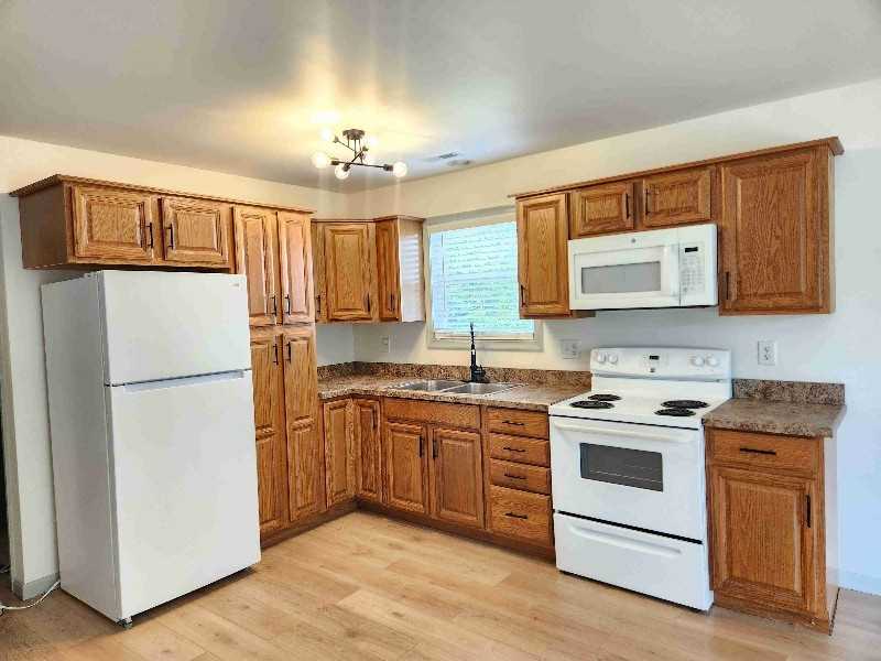 19 Thruway Dr - Photo 3 of 14