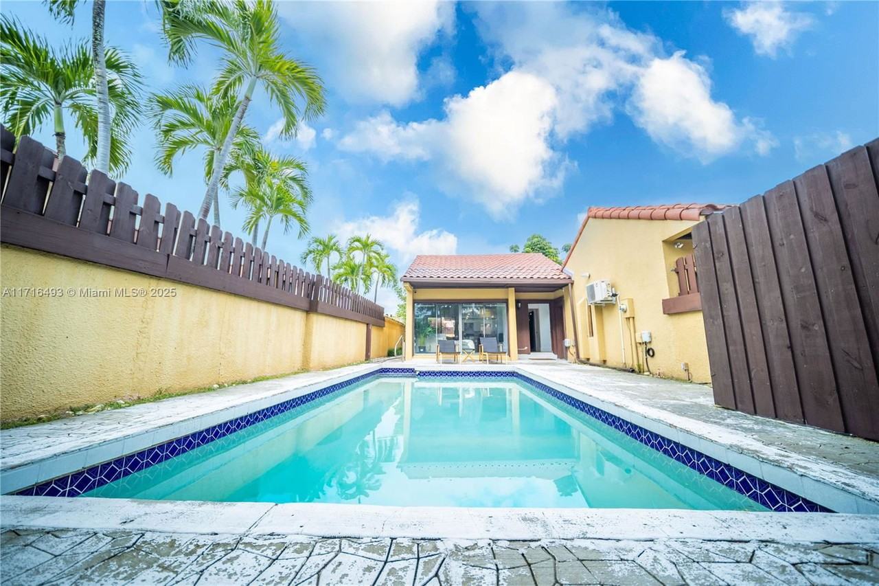 20429 Northeast 10th Avenue - Photo 2 of 8