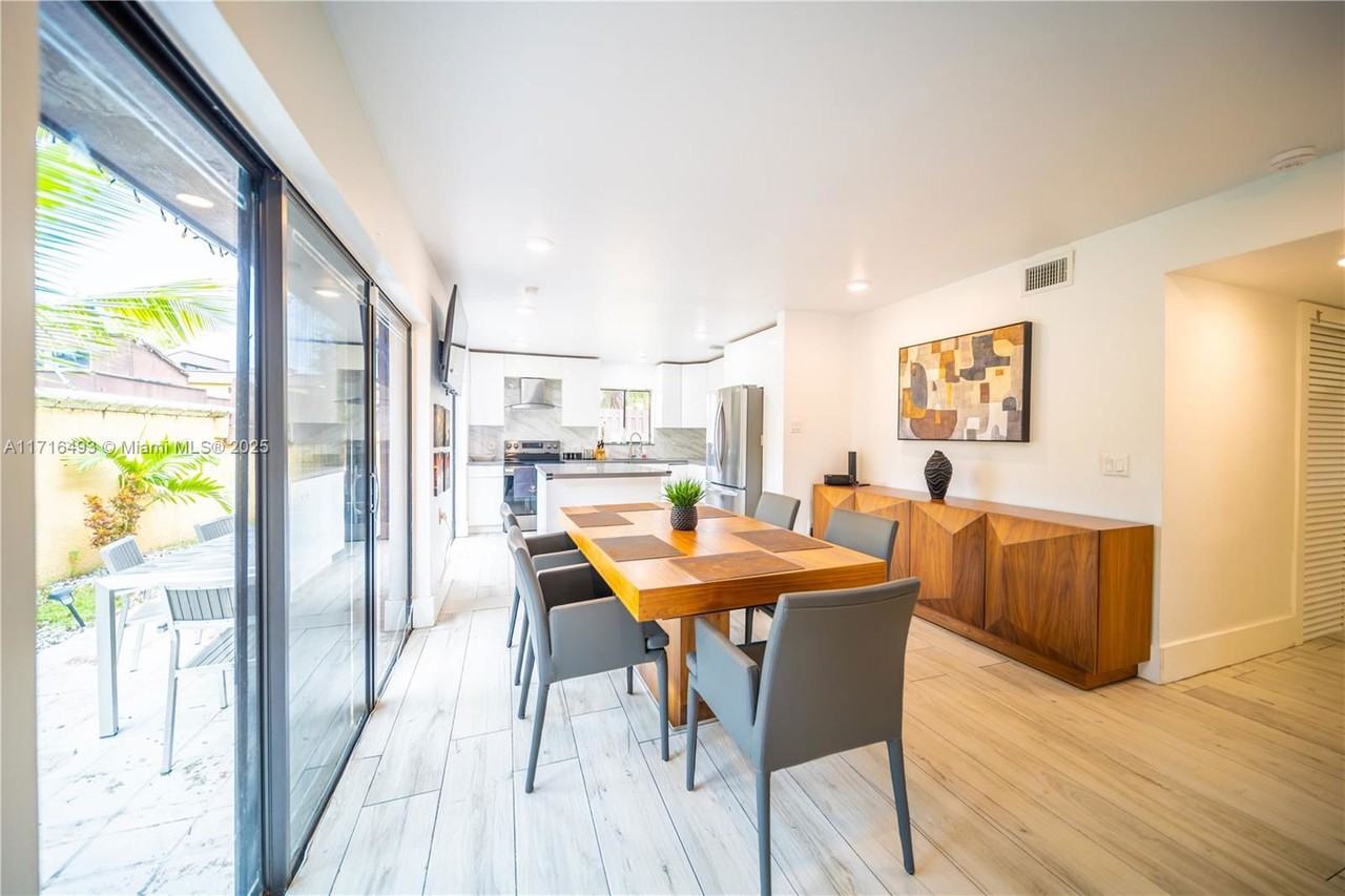 20429 Northeast 10th Avenue - Photo 3 of 8