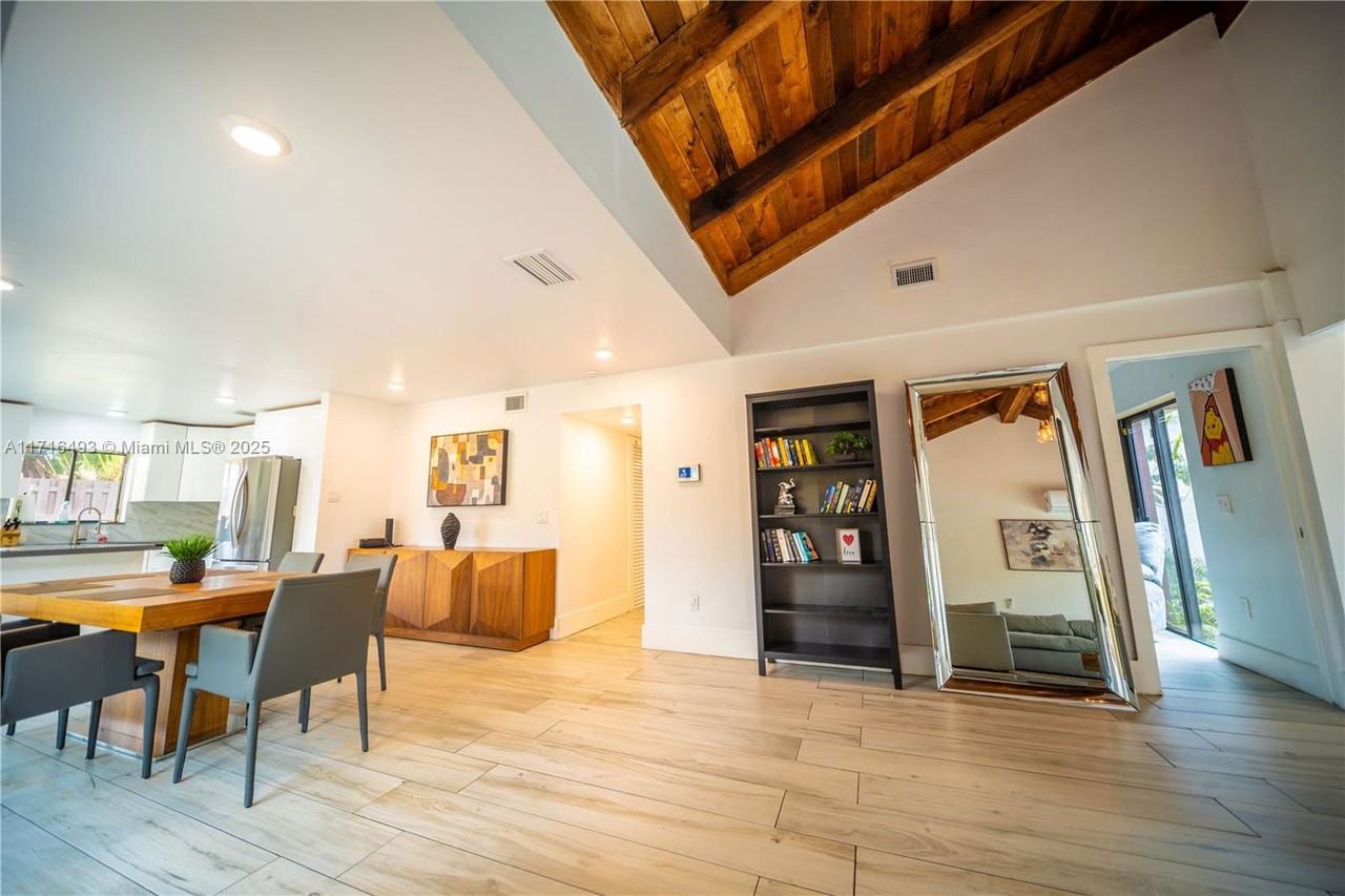 20429 Northeast 10th Avenue - Photo 4 of 8