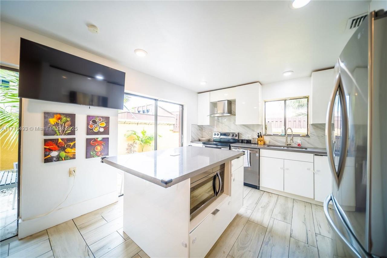 20429 Northeast 10th Avenue - Photo 5 of 8