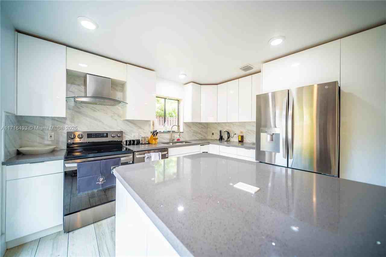 20429 Northeast 10th Avenue - Photo 6 of 8