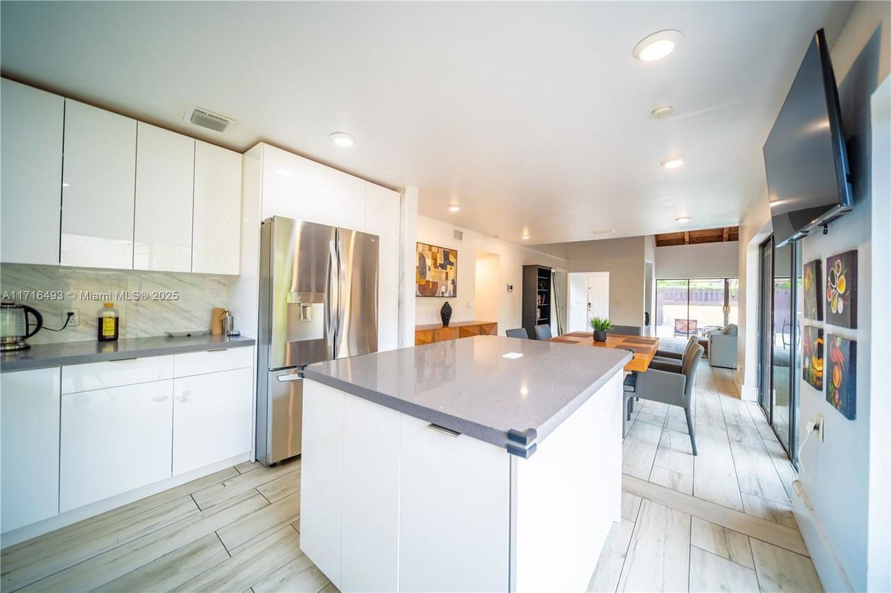 20429 Northeast 10th Avenue - Photo 7 of 8