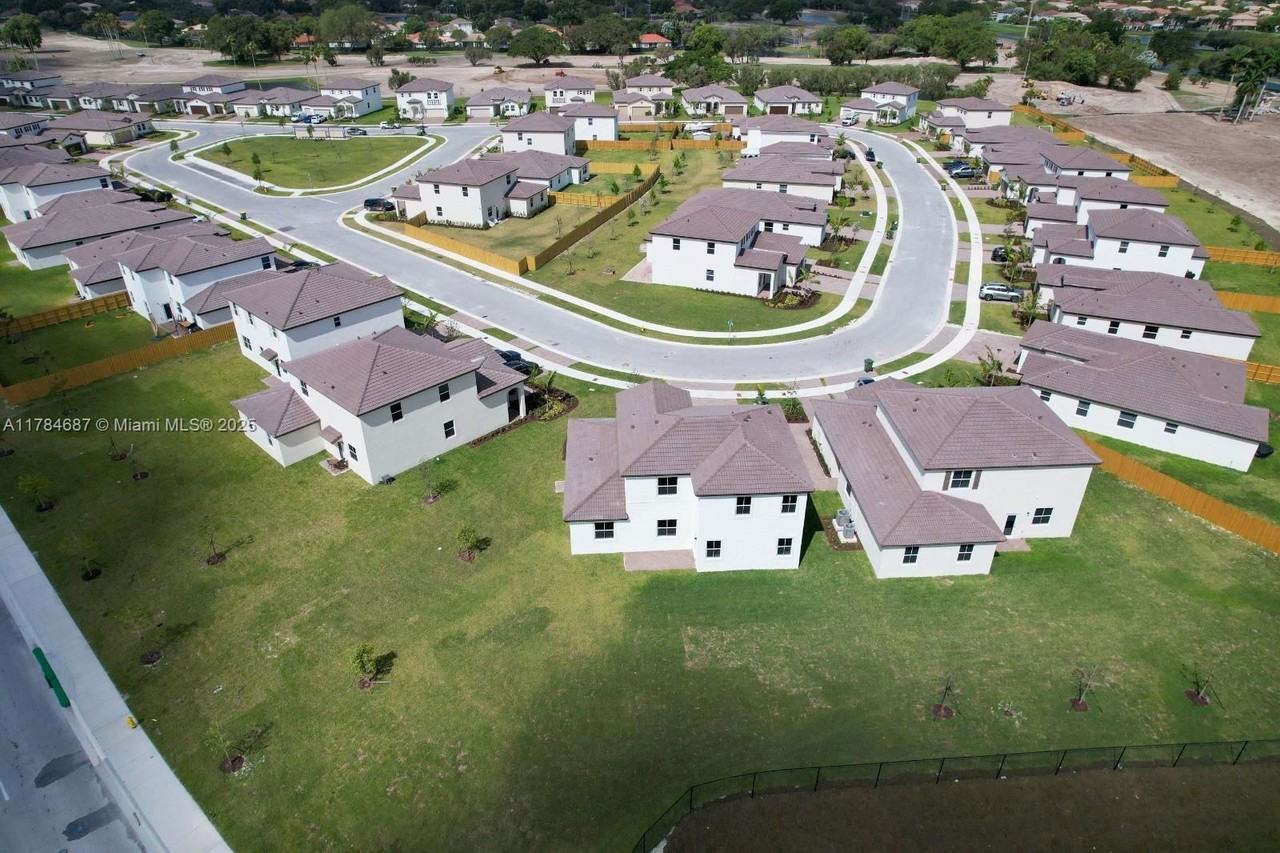 2727 Se 23rd Ter - Photo 2 of 8