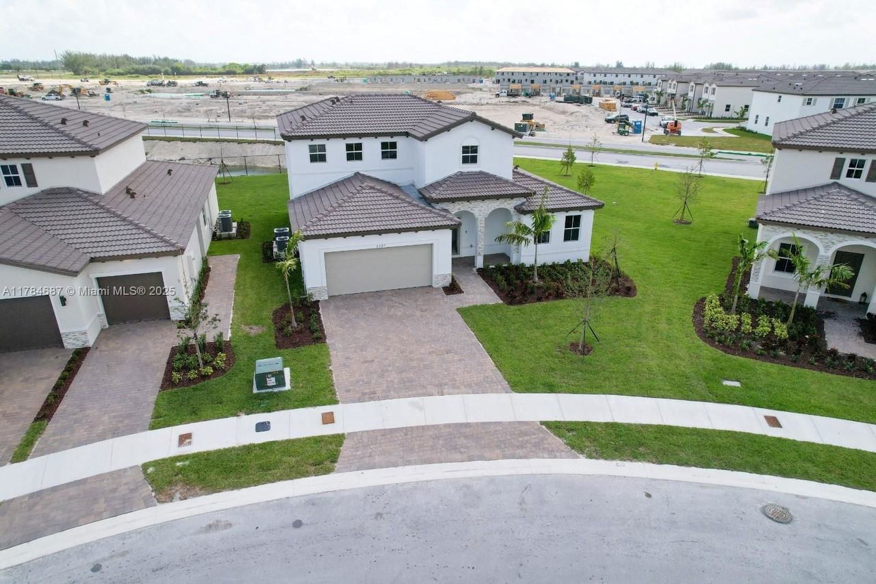 2727 Se 23rd Ter - Photo 3 of 8