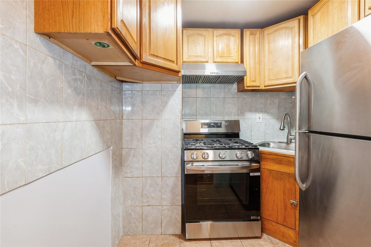 430 Gates Ave ##1 - Photo 6 of 14