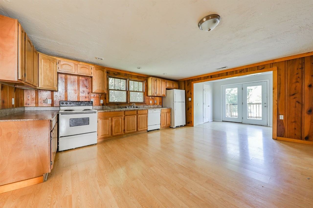 212 Church St - Photo 4 of 11