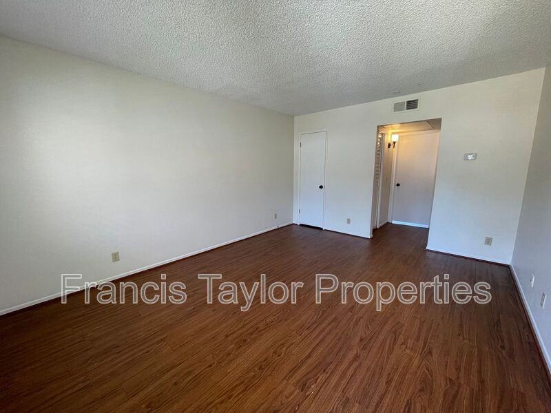 355 Idaho Ave #7 - Photo 3 of 12