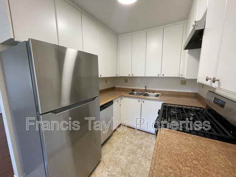 355 Idaho Ave #7 - Photo 6 of 12