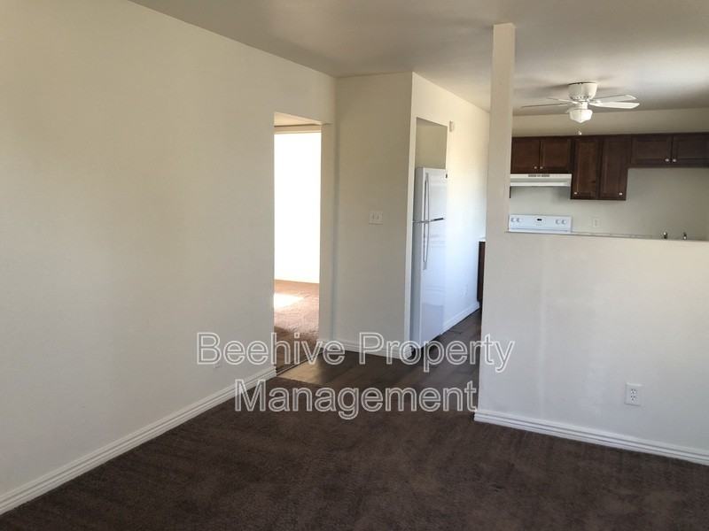 1040 N 28th St #6 - Photo 3 of 9