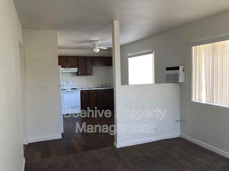 1040 N 28th St #6 - Photo 4 of 9