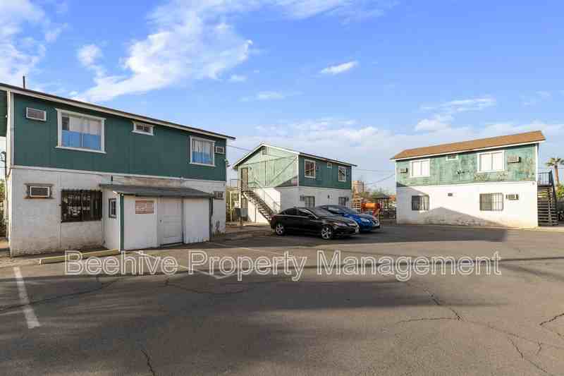 1040 N 28th St #6 - Photo 7 of 9