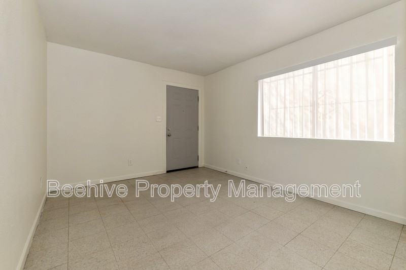 1040 N 28th St #8 - Photo 4 of 15