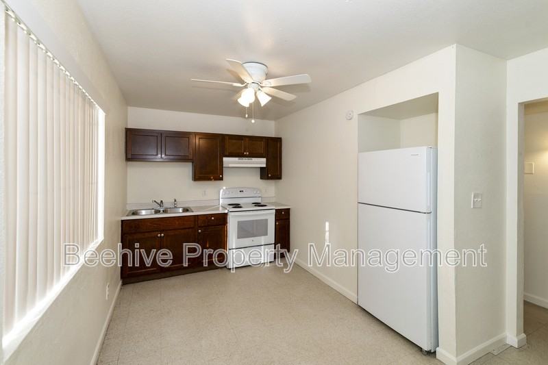 1040 N 28th St #8 - Photo 5 of 15