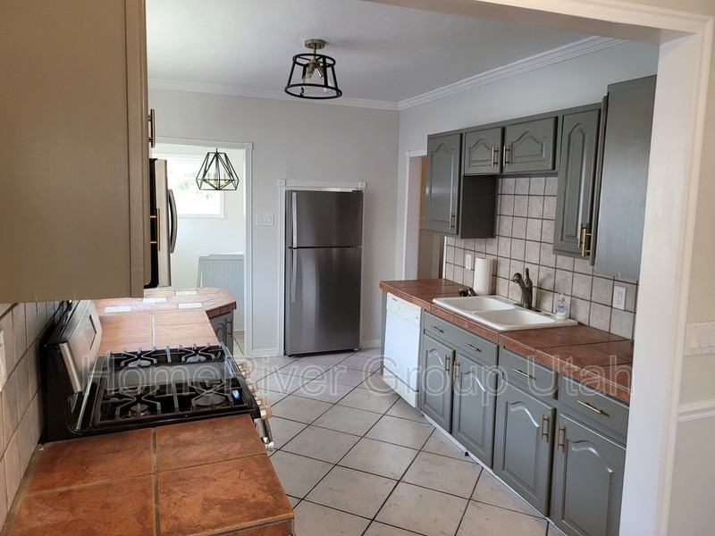 632 E Wilson Ave - Photo 4 of 24
